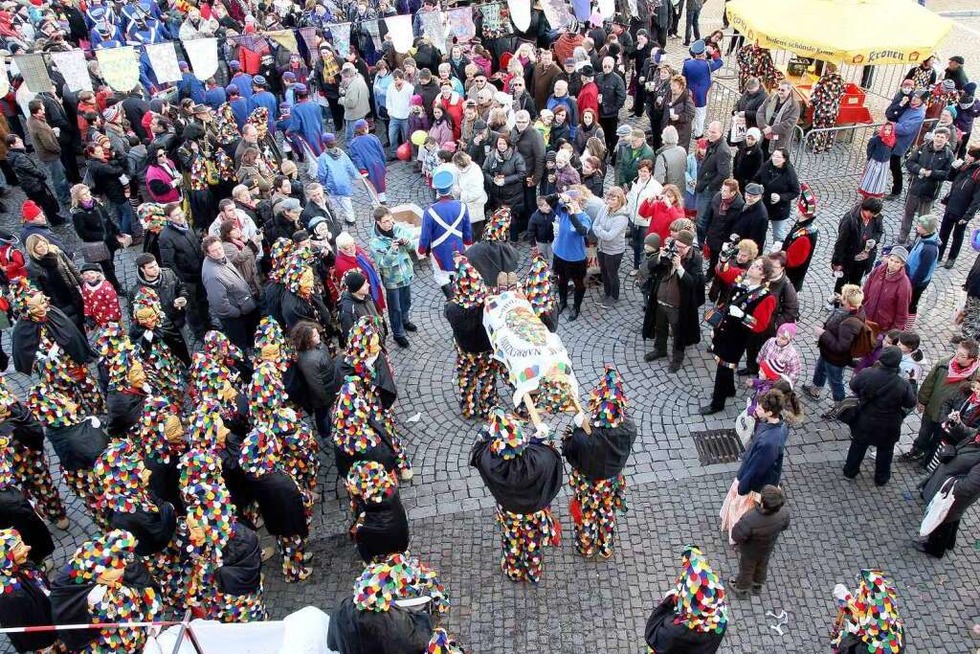 Narrenjux Beim Hexenfrass In Offenburg Fliegen Die Wurste Tief