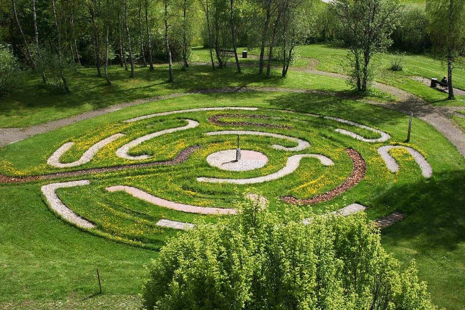Barfuß-Labyrinth (hinter der Helios-Klinik) - Titisee-Neustadt Barfuß-Labyrinth (hinter der Helios-Klinik) - Titisee-Neustadt