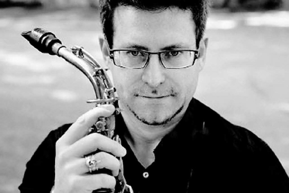 Der amerikanische Saxofonist Elliot Riley in der Humboldtstraße 10 ...
