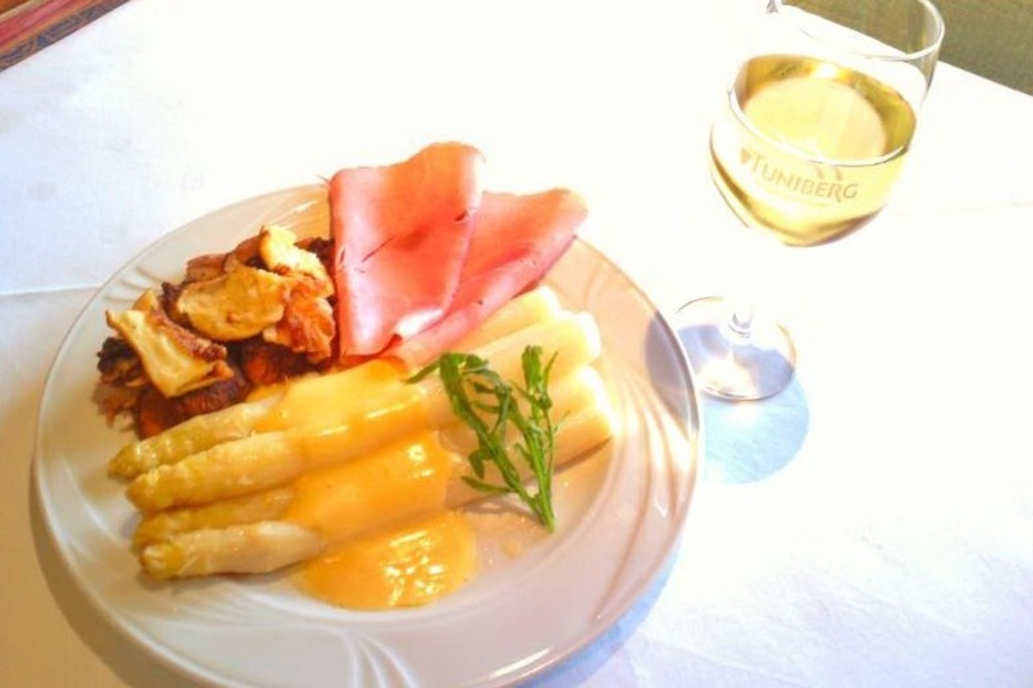 Hotel-Restaurant Tuniberg (Tiengen) - Freiburg Hotel-Restaurant Tuniberg (Tiengen) - Freiburg