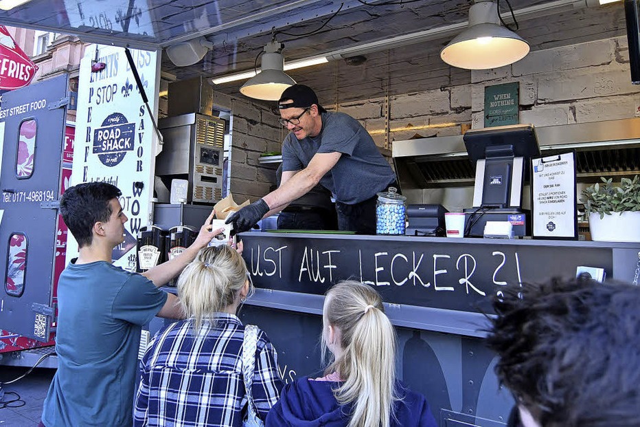 street food barstreet festivals mit 30 food trucks auf dem barstreet festivals mit 30 food trucks auf dem rathausplatz in lahr badische zeitung