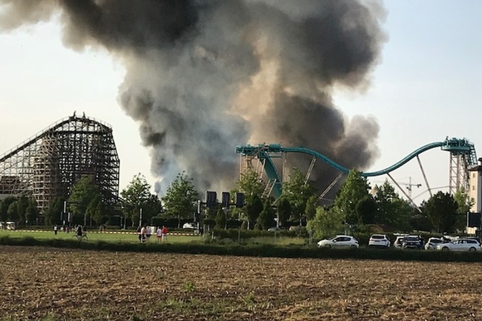 Großeinsatz Feuer im Europa Park zerstört Batavia Attraktion und Teil