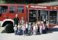 Kinder besuchen die Feuerwehr