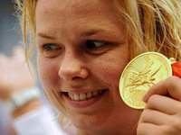 Britta Steffen schwimmt zu Gold