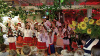 Junge Gste aus der Ukraine singen