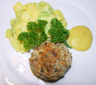 Hit im Bundestag: Kalbsbuletten mit Kartoffel-Gurken-Salat