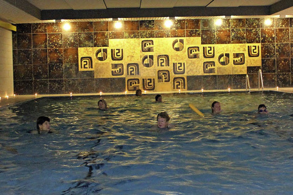 Schwimmen bei Kerzenschein im Hallenbad Breitnau - Badische Zeitung TICKET
