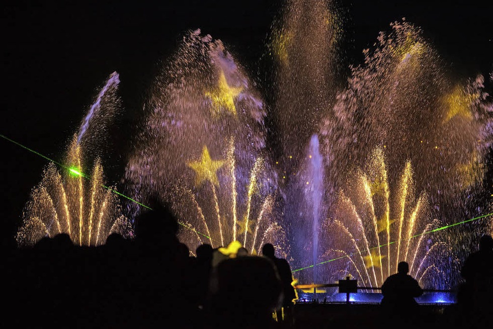 Premiere der Aquatique-Show "Cuckoo around the world" - Badische Zeitung TICKET