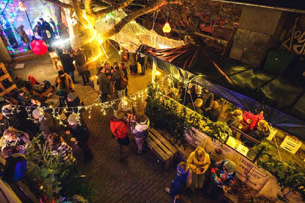 Glhwein und Geschenke im Innenhof des POW - Badische Zeitung TICKET
