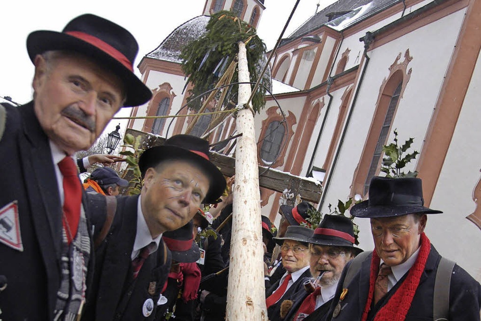 Narrenbaumstellen auf dem Mnsterplatz in Bad Sckingen - Badische Zeitung TICKET