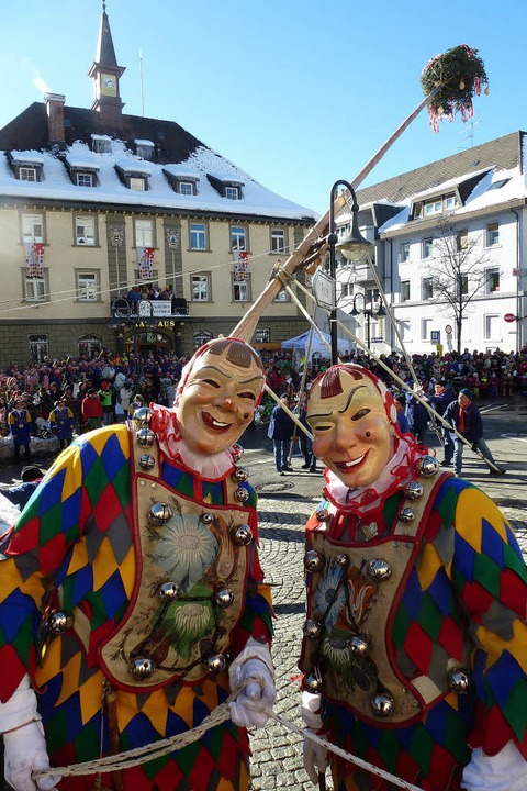 Narrenbaumstellen mit der Zunft der Ggs und Gigs in Titisee-Neustadt - Badische Zeitung TICKET