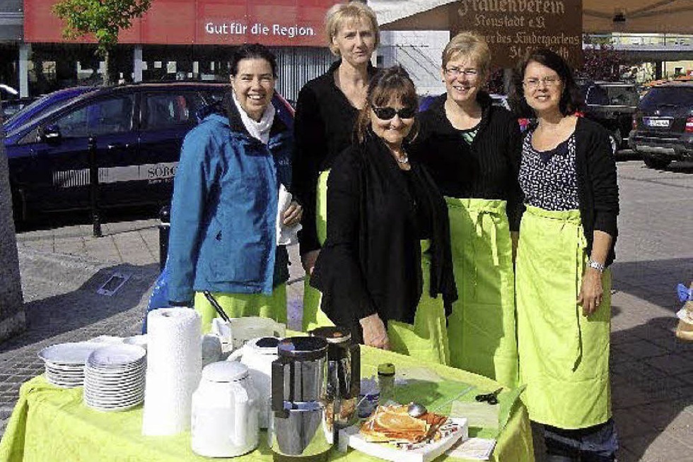 Frauenverein verkauft Muttertagsherzen auf dem Wochenmarkt in Titisee-Neustadt - Badische Zeitung TICKET