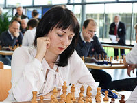 Schachspielerin spielt alleine gegen 40 Gegner am Brett
