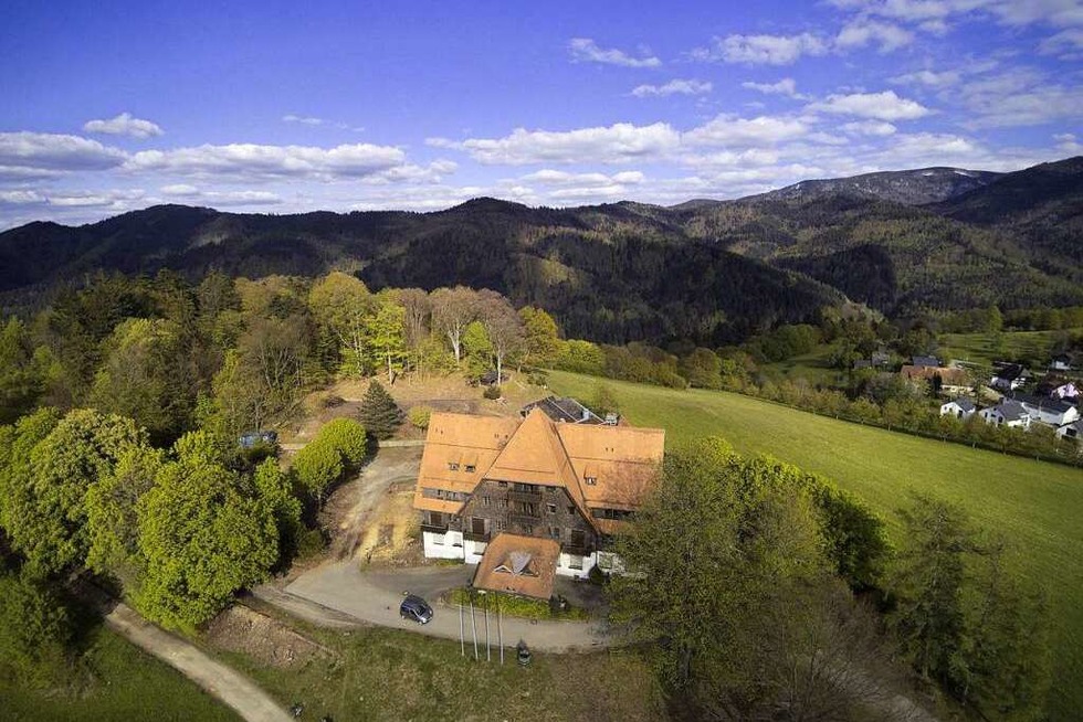 Vor Dem Abriss: BZ-Leser Erkunden Die Luisenhöhe In Horben - Badische ...