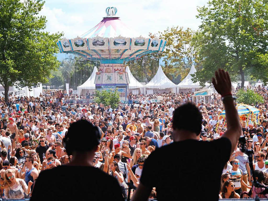 FotoBlog Tausende Partyfans feiern beim SeaYouFestival