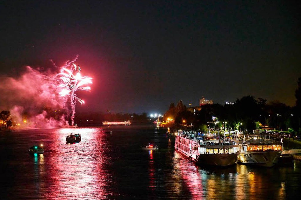 Groes Feuerwerk ber dem Rhein beim Breisacher Weinfest - Badische Zeitung TICKET