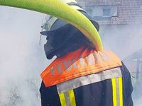 Heckenbrand hlt die Feuerwehr Wehr auf Trab