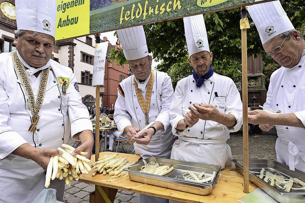 Die Laurentius-Bruderschaft kocht auf dem Rathausplatz - Badische Zeitung TICKET