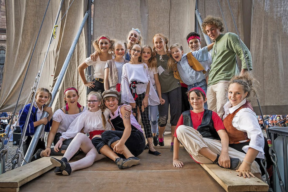 Kinder und Jugendliche des Circus Harlekin mit unterhaltsamer Akrobatik und Artistik - Badische Zeitung TICKET