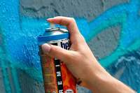 Polizei schnappt Graffiti-Sprayer nach Anruf eines Anwohners