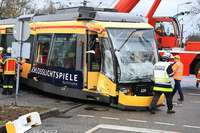 Straenbahn rammt Sattelzug in Karlsruhe &#8211; 17 Verletzte