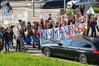 Rund 30 Klima-Aktivisten blockieren Basler Strae am Pressehaus