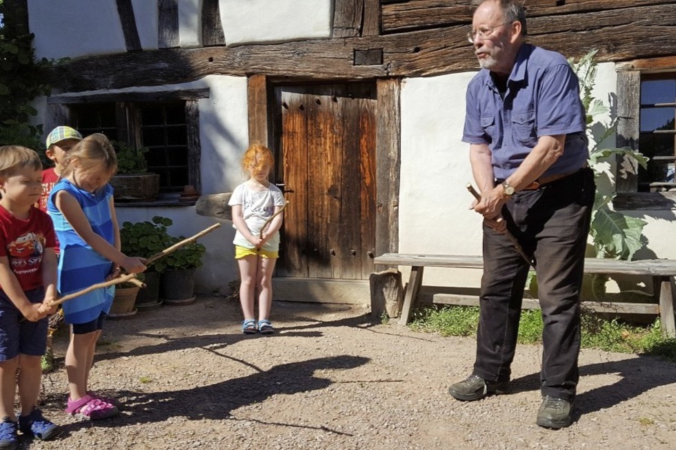 Im Schneiderhof in Kirchhausen Krbe flechten und Kinderbesen binden - Badische Zeitung TICKET