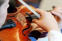 Leider greifen nicht nur Spitzenmusiker zu Geigen und Ukulelen
