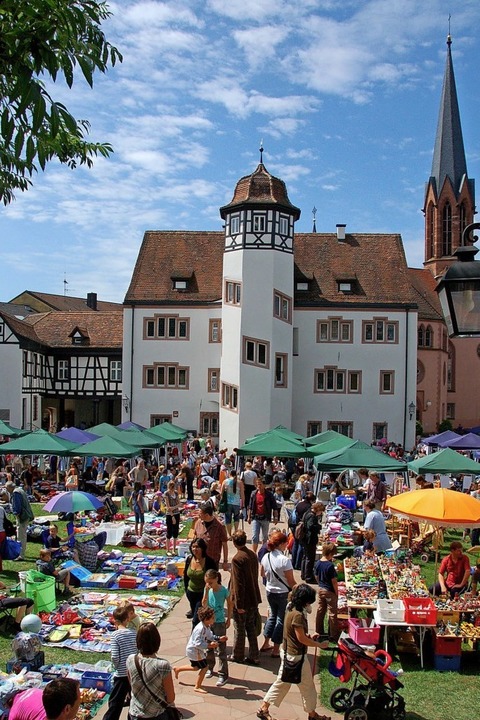 Auf dem Schlossplatz findet der Spielzeug- und Kindersachenflohmarkt statt - Badische Zeitung TICKET