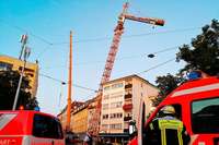 Kran kippt gegen Haus &#8211; Drei Wohnhuser in Stuttgart evakuiert