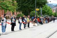 200 Menschen bildeten in Freiburg eine Menschenkette fr Solidaritt