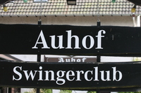 Auhof: Tag der offenen Tr im Swinger-Club
