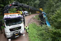 Beladener Langholzlaster strzt in den Wald &#8211; Fahrer leicht verletzt &#8211; rund 20 000 Euro Schaden
