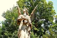 Der Marmorengel auf Freiburgs Altem Friedhof hat nun eine Schutzhtte