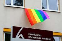 Die Katholische Hochschule Freiburg hngt die Regenbogenflagge raus