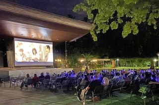 An zwei Wochenenden findet dieses Jahr wieder das Open-Air-Kino im Bad Krozinger Kurpark statt