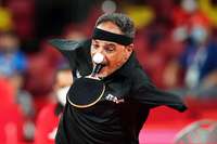 Ein Tischtennisspieler aus gypten begeistert mit dem Schlger im Mund und dem Ball in den Zehen