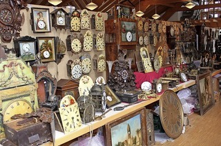 Antike Uhren in allen Größen auf der Eisenbacher Uhrenbörse.