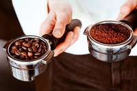 So servieren Sie feine Kaffeegetrnke nach Baristakunst