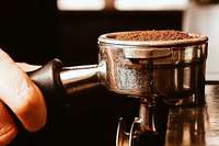 So servieren Sie feine Kaffeegetrnke nach Barista-Art