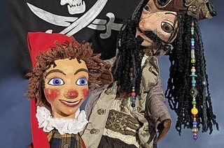 Die Freiburger Puppenbühne spielt "Kasper und der Pirat der sieben Meere" im Theater am Kastelberg
