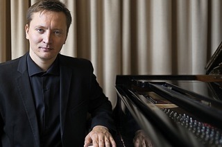 Gaidar Beskembirov spielt im Pflugsaal Werke von Skrjabin, Rachmaninow und Debussy