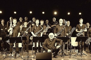 The Desert Jazz Orchestra spielt eine Open-Air-Matinee im Löwen