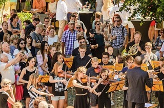 400 Musikschüler bringen Freiburgs innenstadt zum Klingen