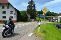 Pilotprojekt des Landes soll Biederbach gegen Motorradlrm helfen