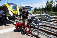 Europaaktivist Jon Worth wirbt fr Bahnbrcke bei Breisach &#8211; mit dem Klapprad