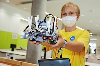 Junge Tüftler stellen ihre Roboter im Technischen Zukunftsmuseum Temopolis vor