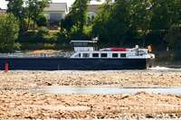 Niedrige Wasserstnde im Rhein schrnken die Binnenschifffahrt ein