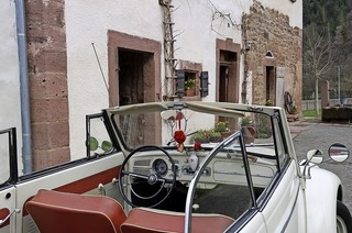 Das Freilichtmuseum Vogtsbauernhof zeigt Oldtimer mit Wohnwägen sowie Wohnmobile aus den 70ern