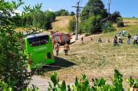 Reisebus strandet wegen falscher Navi-Ansage in Horben und droht zu kippen